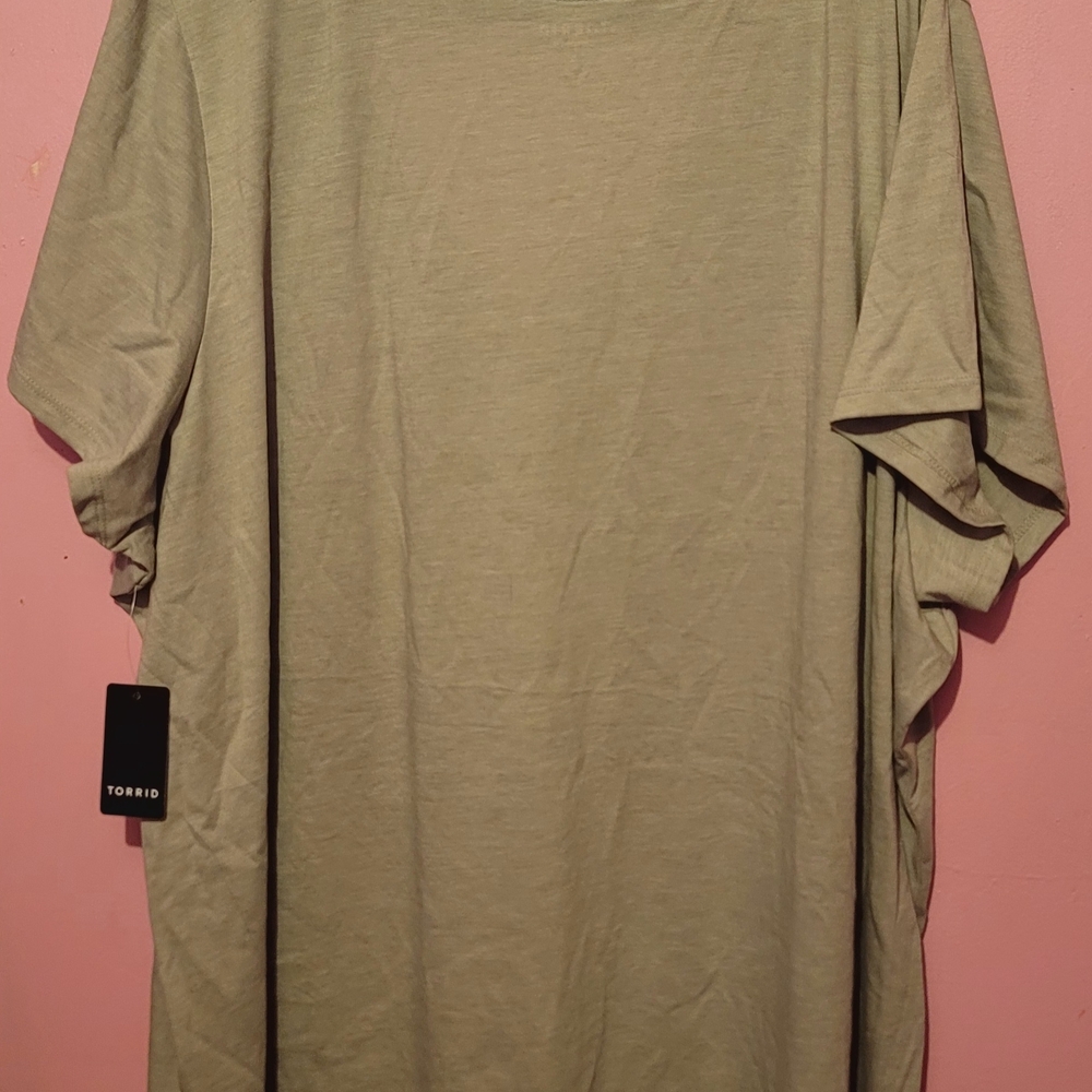 WOMENS 4XL Torrid. V-Neck Short Sleeve Tee in Grey. New With Tag - Picture 2 of 2